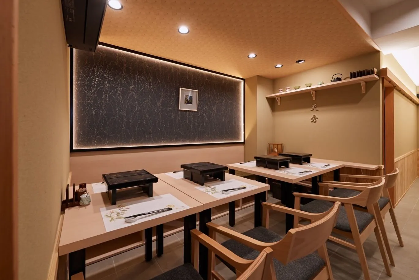 本日若干の空席がございます。