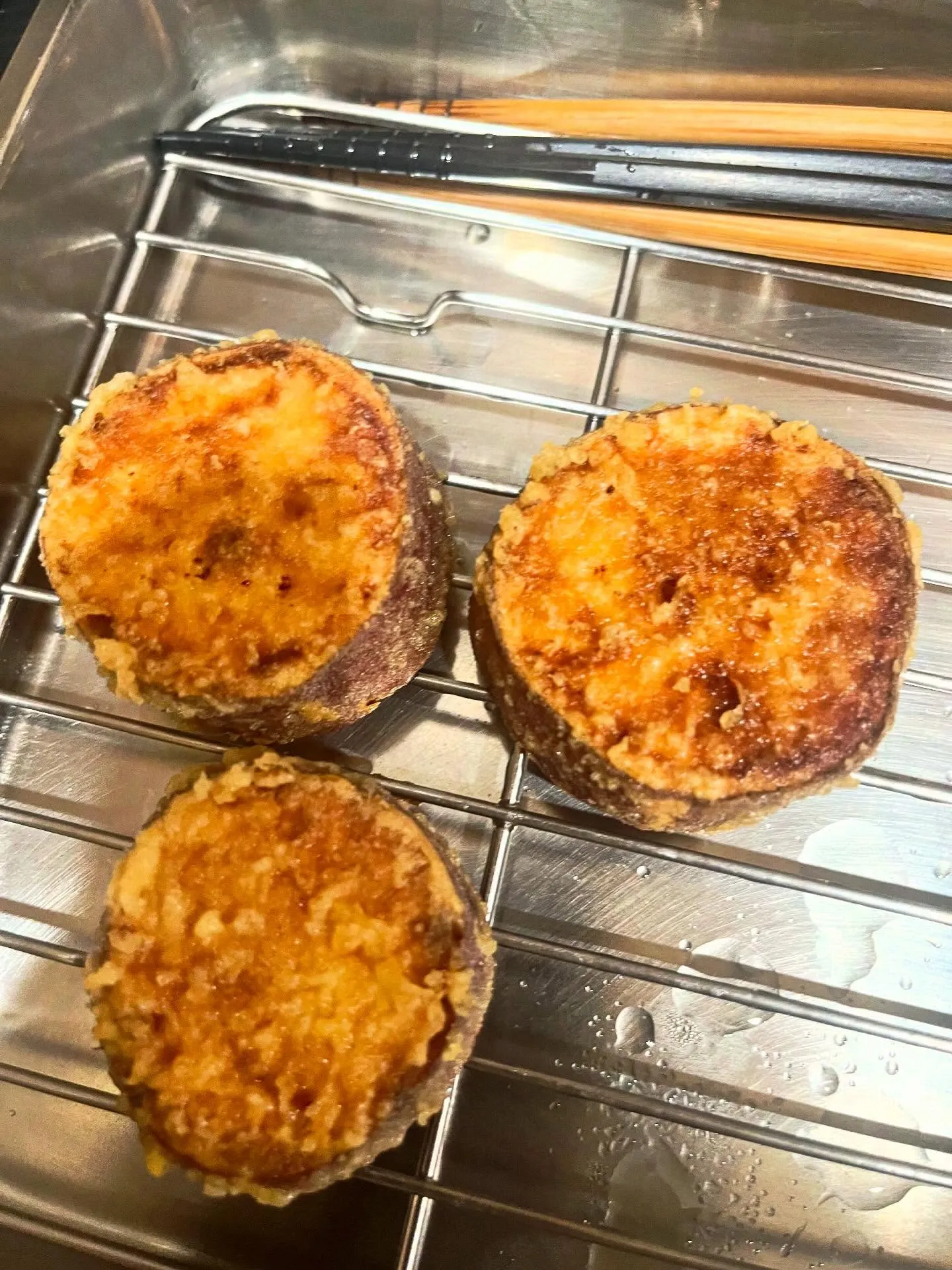 本日ご紹介するのは、当店特製の「さつまいもの天ぷら」です。