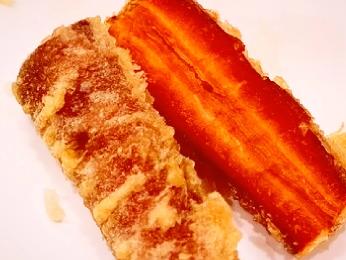 金時人参を使用した天ぷらは、その鮮やかな紅色が食卓に彩りを添...