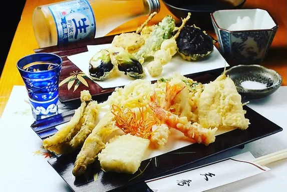 美味しい天ぷらとお酒の組み合わせは、まさに日本文化の醍醐味の...