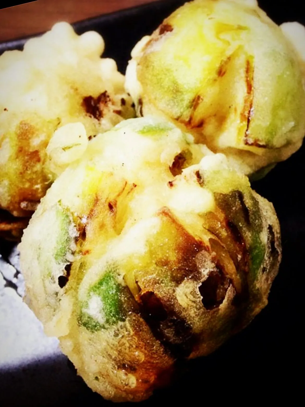 天ぷら天秀では、その日仕入れた新鮮な食材を最大限に引き立てる...