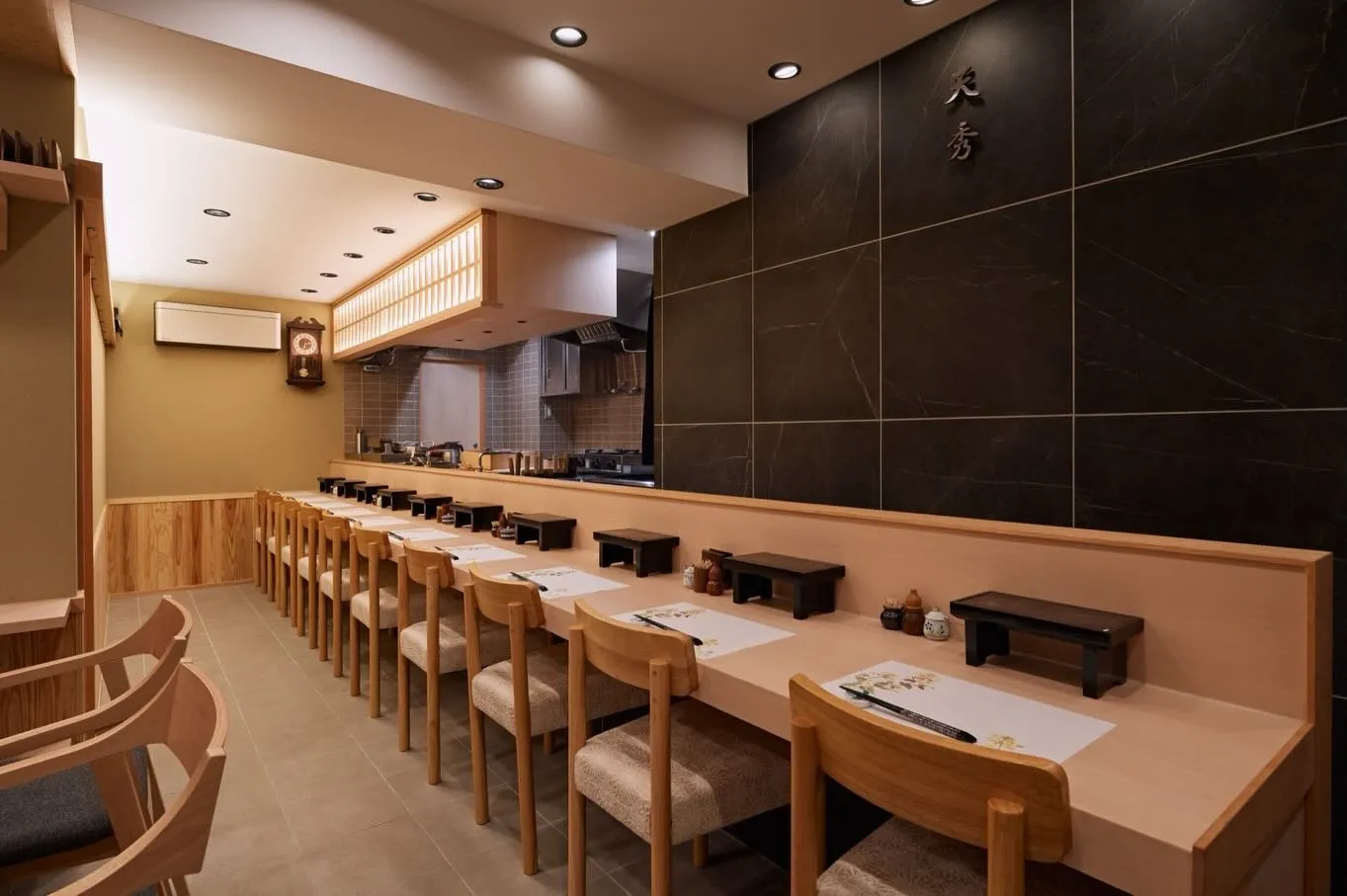 西新宿にある天ぷら専門店、「天秀」です。