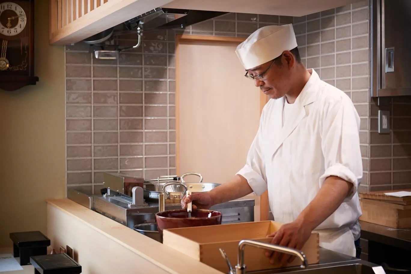 ようこそ、西新宿にある天ぷら専門店「天秀」へ。