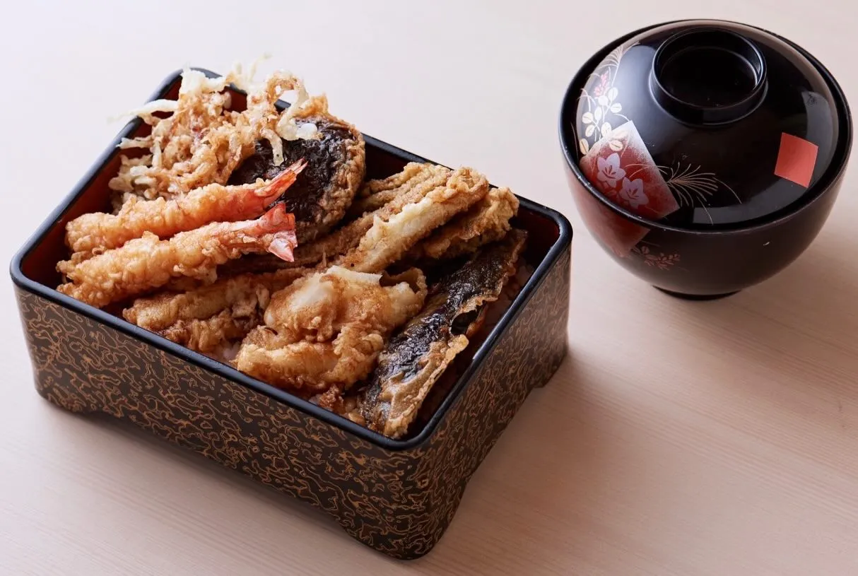 ようこそ、西新宿にある天ぷら専門店「天秀」へ。