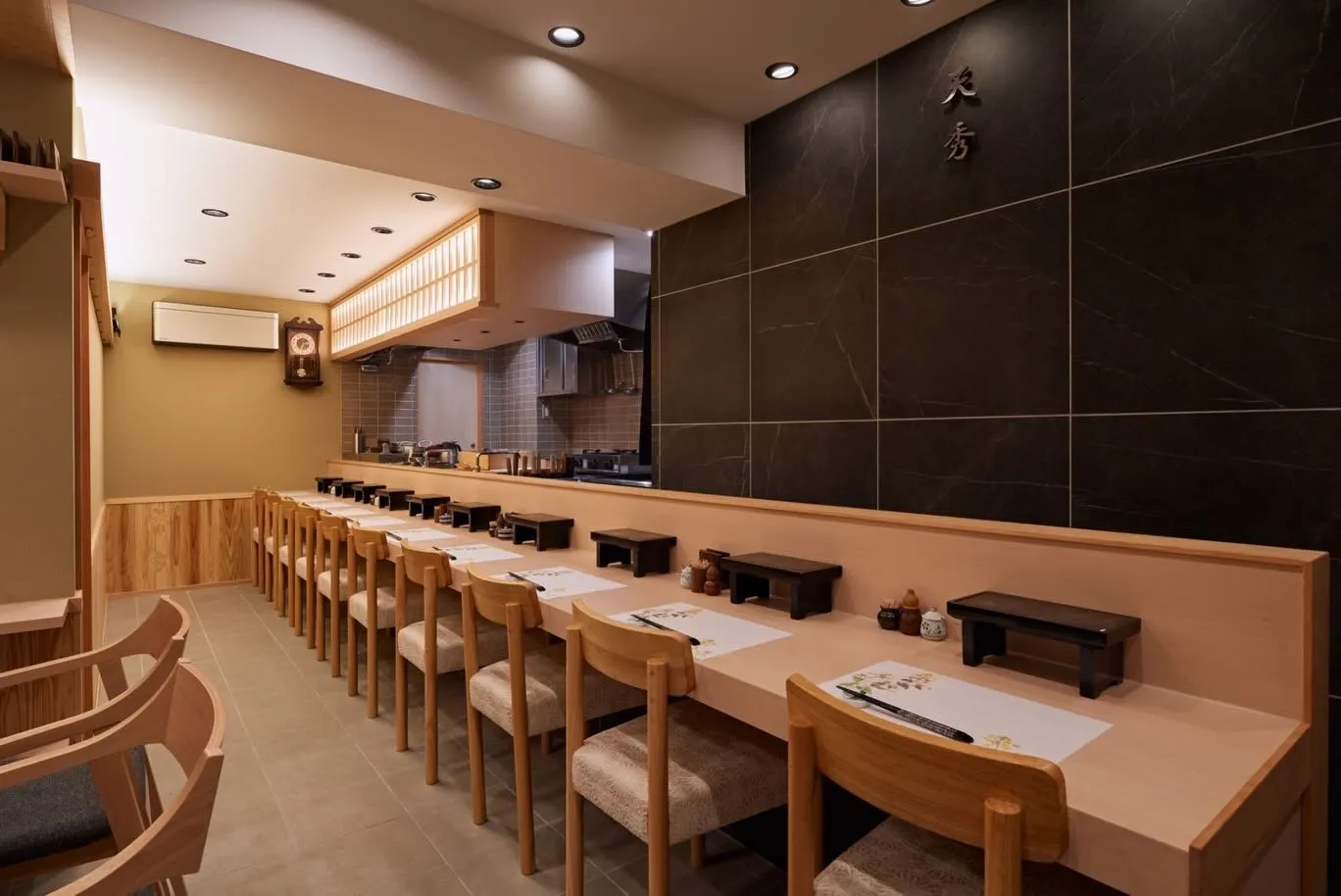 ようこそ、西新宿にある天ぷら専門店「天秀」へ。