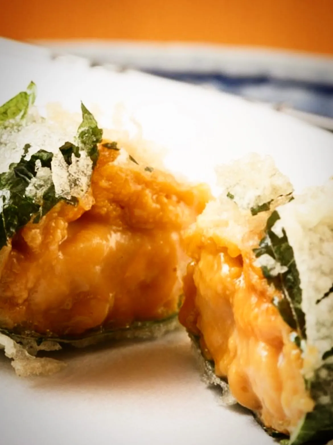 西新宿に位置する「天ぷら天秀」では、こだわりの季節の特選天ぷ...